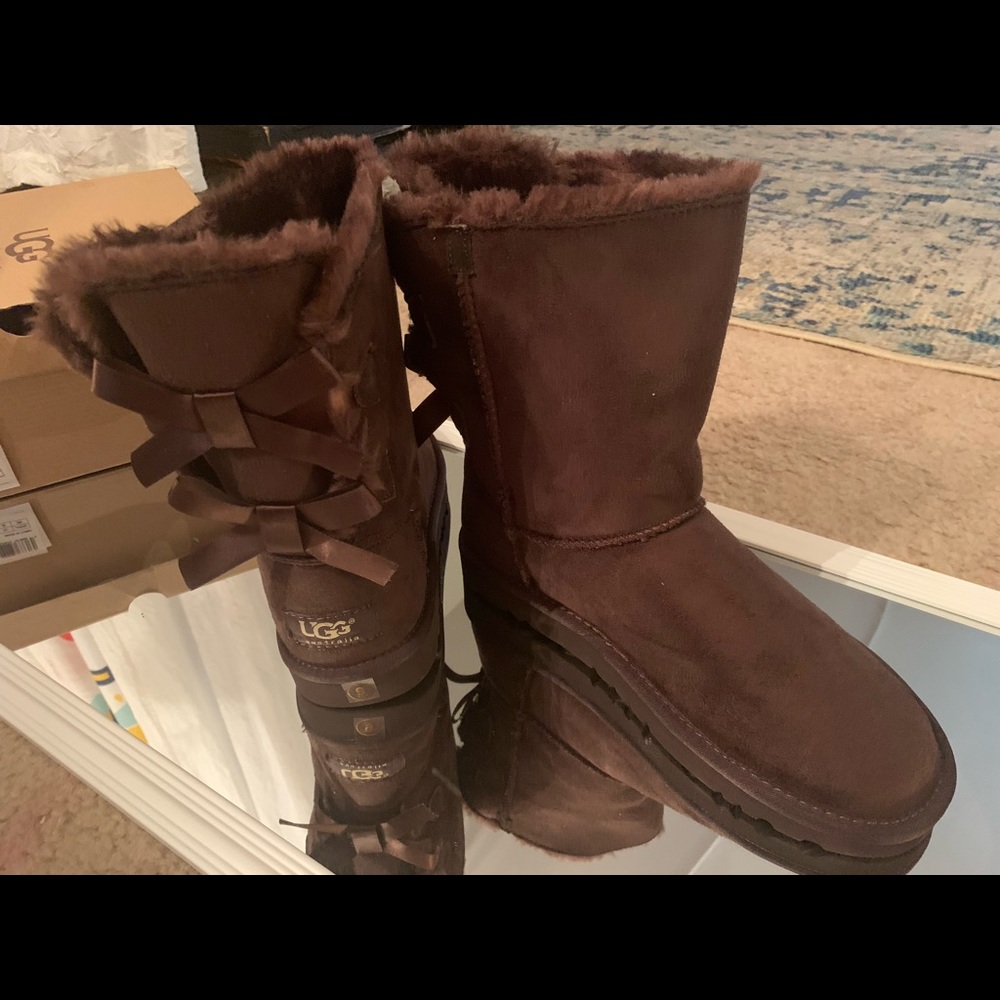 Brand New Never Worn Uggs Short Chocolate Bows size 9